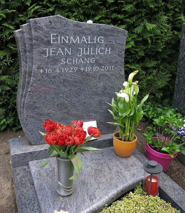 Seine Grabstätte befindet sich auf dem Kölner Südfriedhof (Flur 2).